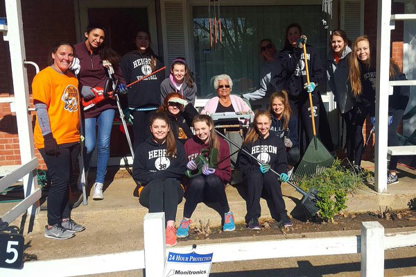 Volleyball girls help Miss. Annie in 2016 The Big Event.