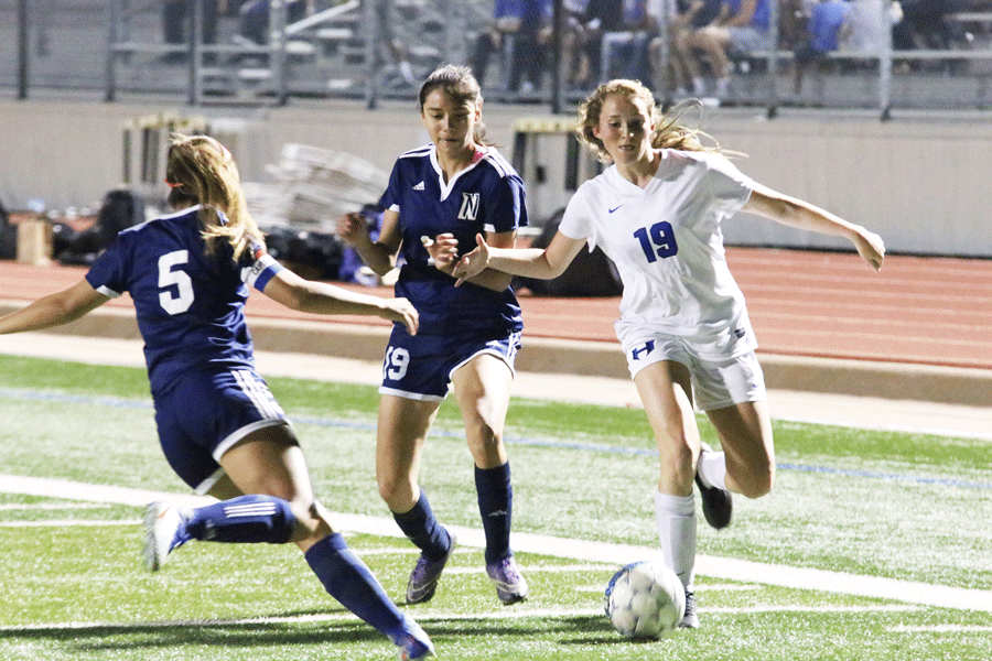 Sophomore Abby Glockzin dribbles the ball around the other team.