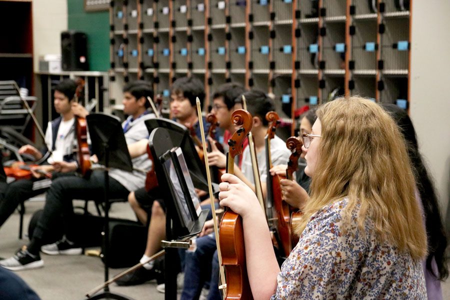 Students+rehearse+for+their+upcoming+spring+concert+during+class.+