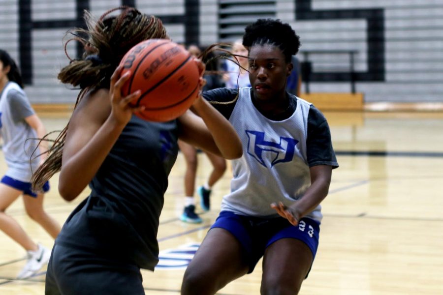 Sophomore Trinty Smith blocks junior Camille Thomas during practice in third period. The first district game was on Dec. 13