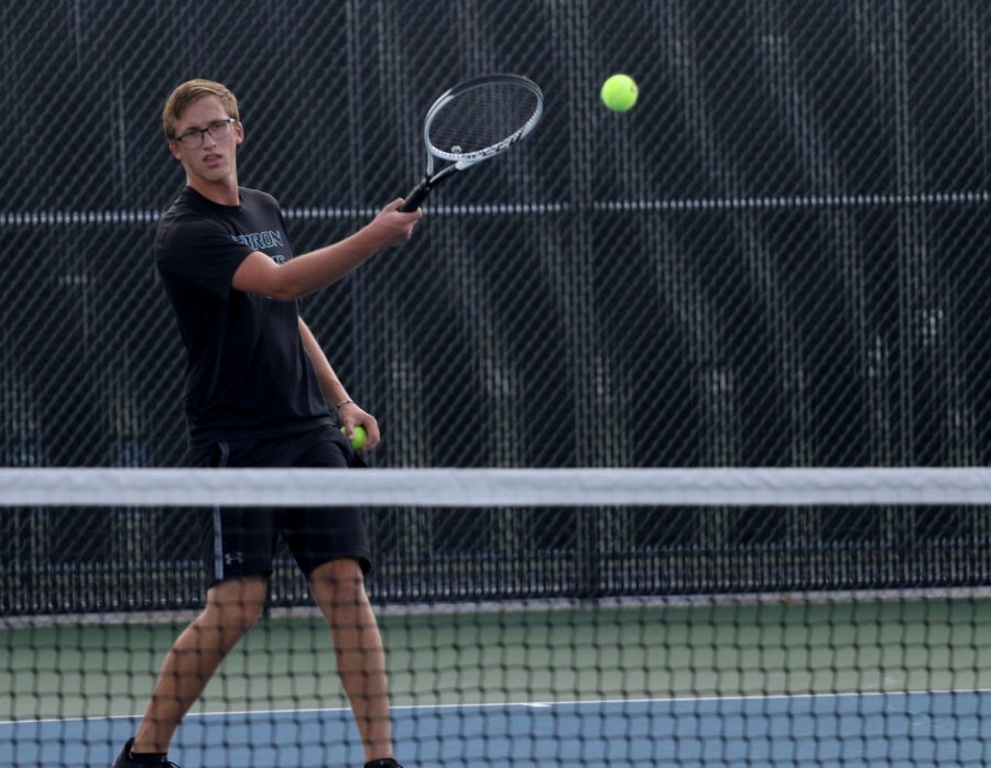 Senior Ben Grider plays a singles match during fourth period Sept. 15. The tennis team has been practicing drills and is focusing on skill-oriented training. 
