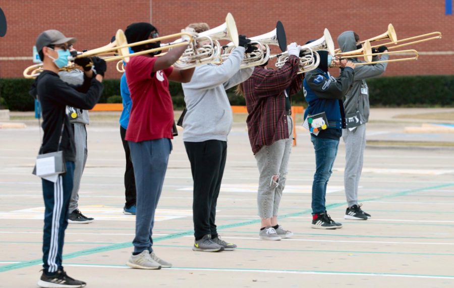 Concert band rehearses choreography for their upcoming competition outside during third period. Due to the pandemic, the band’s show is shorter than previous years. 