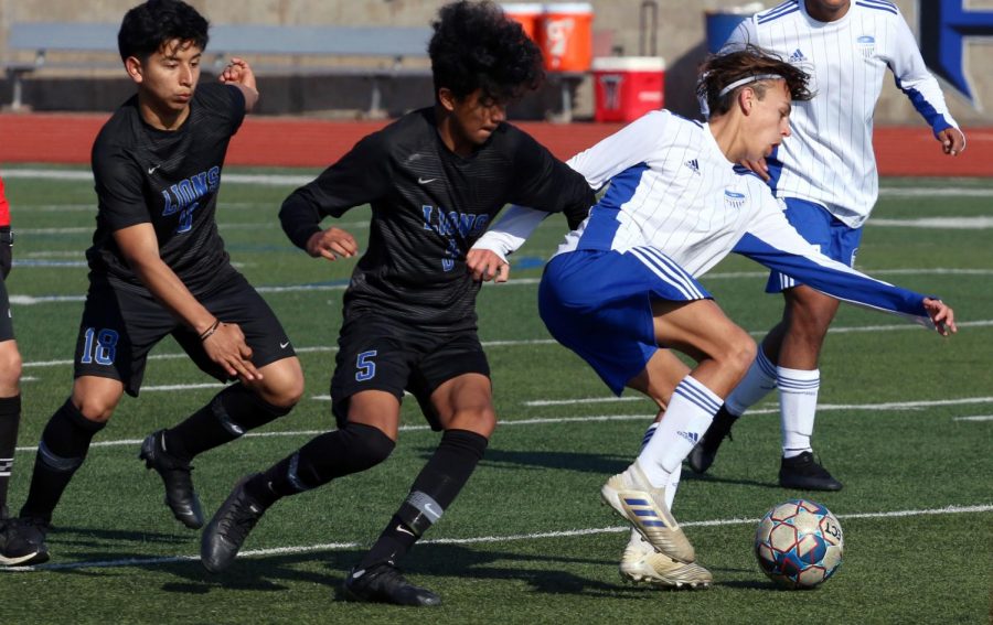 Sophomore midfielder Jett Thomson’s arm becomes intertwined with a Tyler player’s while fighting to keep the ball. As a freshman, Thomson played on the JV 1 team; this is his first year on varsity. 