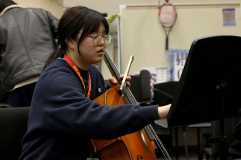 Junior Madeline Chong rehearses for the winter concert during third period on Dec. 9. The concert will begin at 7 p.m. in the auditorium and last around an hour.