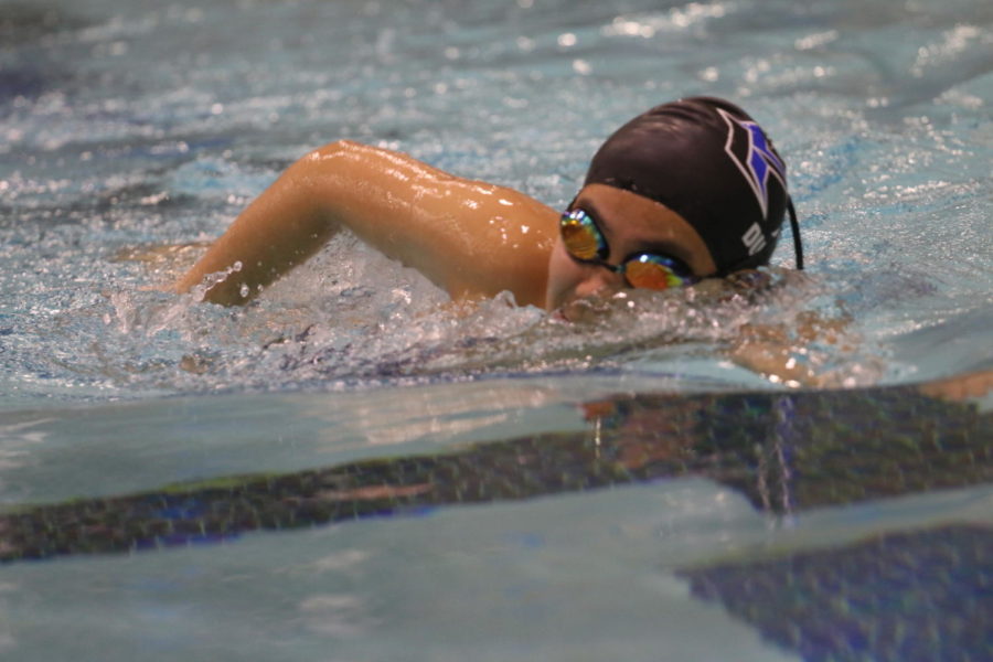 Senior Amber Du practices for the district meet at practice on Jan. 20. Du will compete at the meet on Jan. 21.