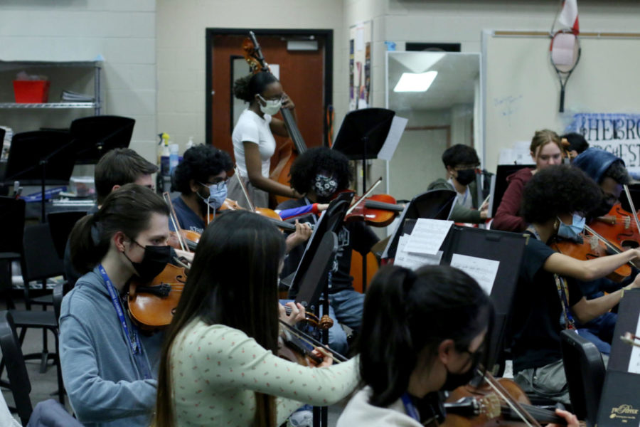 Chamber orchestra members practice for the midwinter concert during third period on March 3. The concert will begin at 7 p.m. in the auditorium and last around an hour.