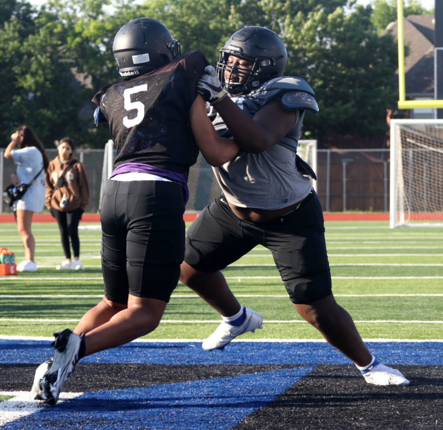 Sophomore KD Glover and junior Simon Ramirez execute running plays during practice on May 16. 