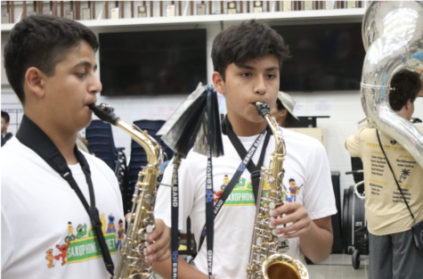 Freshmen Adin Pasternak and Pedro Uriarte practice at rehearsal on Sept.1. The band March-A-Thon will take place tomorrow at Castle Hills on Sept.10 at 9 a.m.