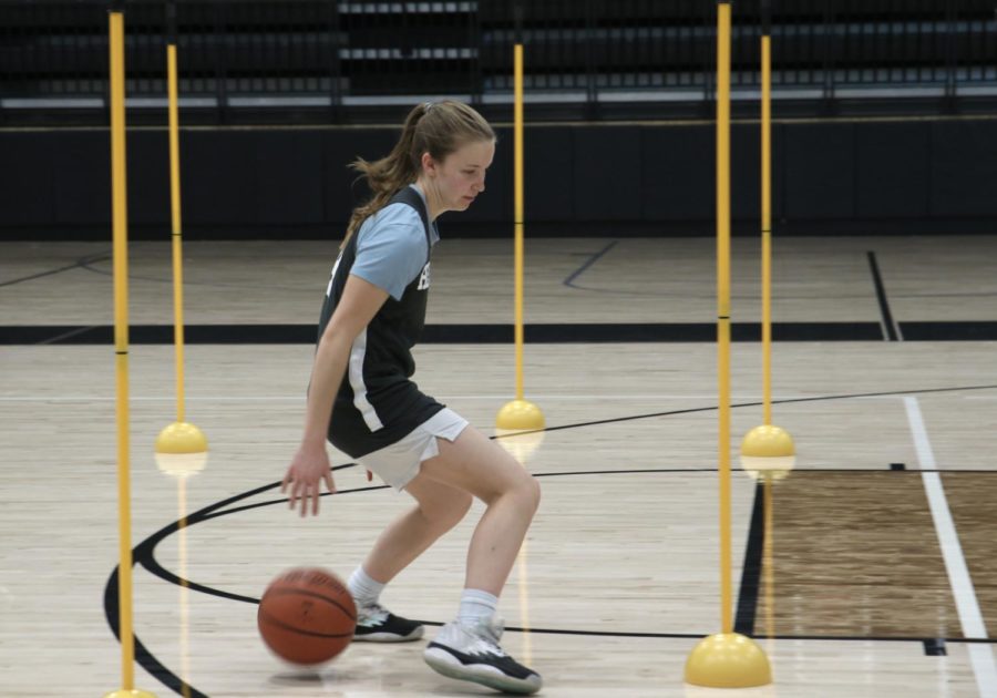 Senior+Dana+Gingrey+dribbles+through+obstacles+during+third+period+practice+on+Nov.+2.+After+going+through+the+obstacles+in+this+drill%2C+she+shot+a+free+throw.%0A