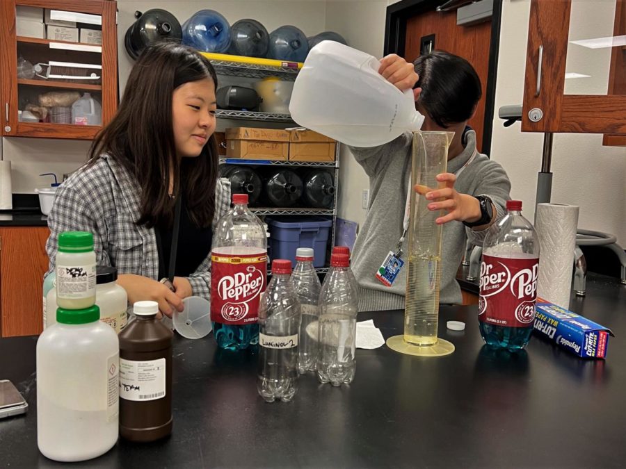 Demo team leader Beomjun Kim and assistant leader Sarah Choi prepare chemicals in a science classroom for a prior demo show a few weeks ago. The team had its first performance of the year at the Fort Worth Museum of Science and History on Oct 22.