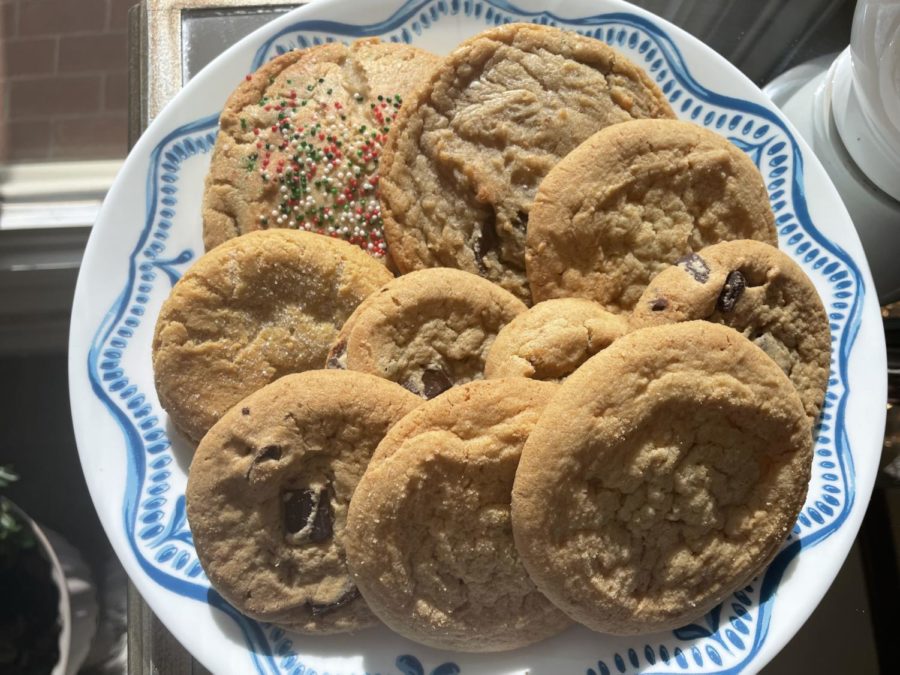 Chocolate chip and sugar cookies from Cookie Society, Tiff’s Treats and HEB Bakery sit assembled on a plate. The large back two are from Cookie Society, the two on the left are from Tiff’s Treats and the rest are from HEB Bakery. All these bakeries are located in the Frisco area.  