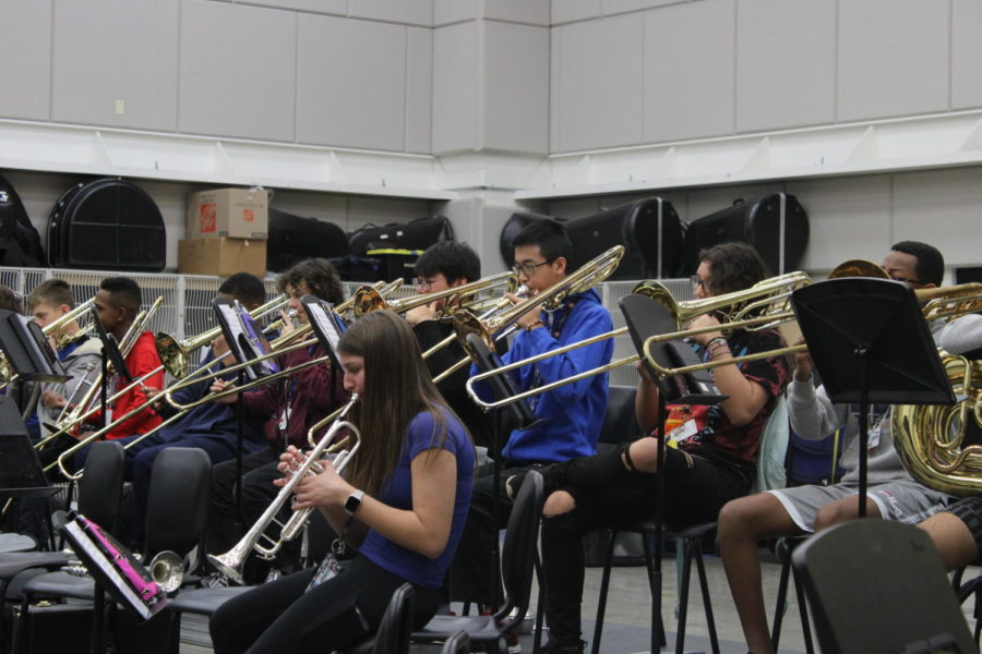 Concert I band warms up for daily UIL rehearsal during class. All bands participate in UIL in April, but start class off with fundamentals.