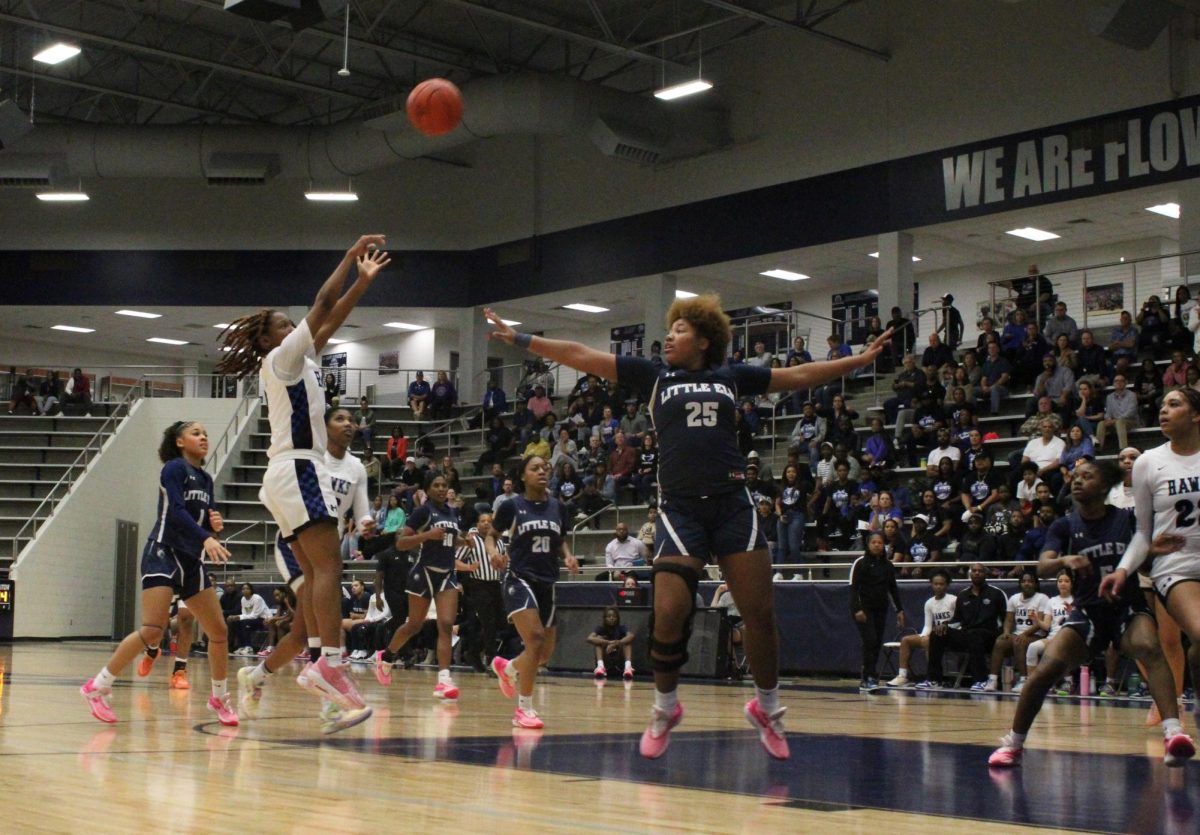 Guard+Sydnee+Jones+shoots+a+jump+shot+early+in+the+fourth+quarter.+Jones+missed+the+shot%2C+but+center+Jordan+Thomas+got+the+offensive+rebound+and+scored+a+layup.+